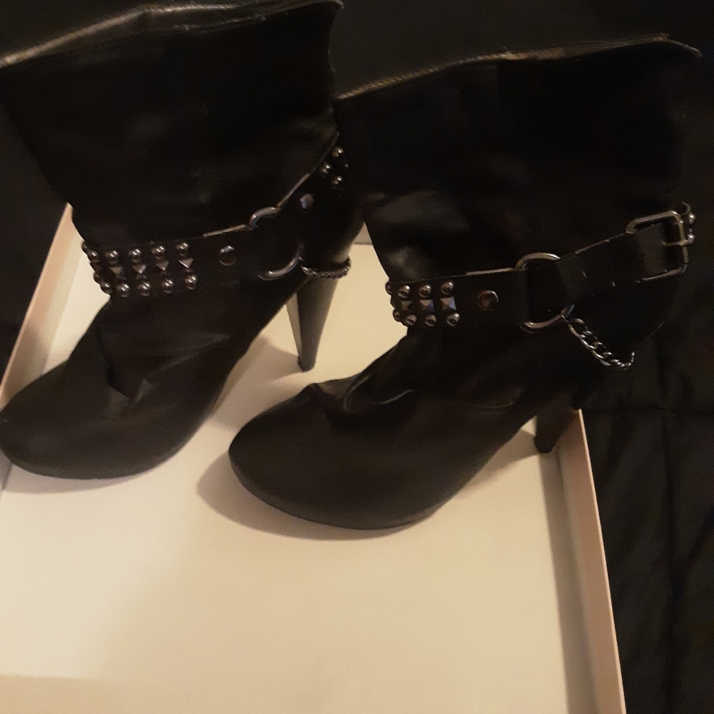 Toi et Moi black booties with chain.